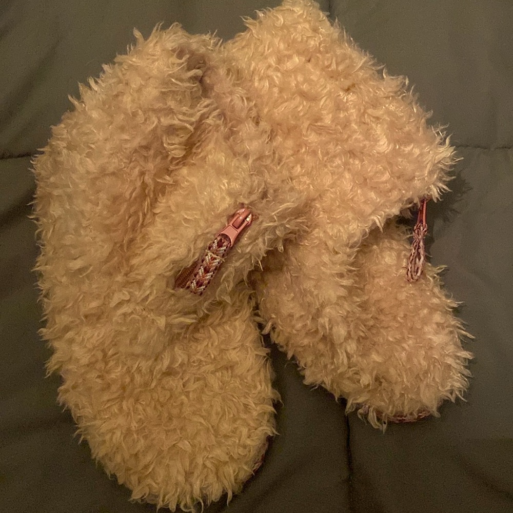 Women’s/ Jr’s Large 9/10 Pink Boot Faux fur Slippers